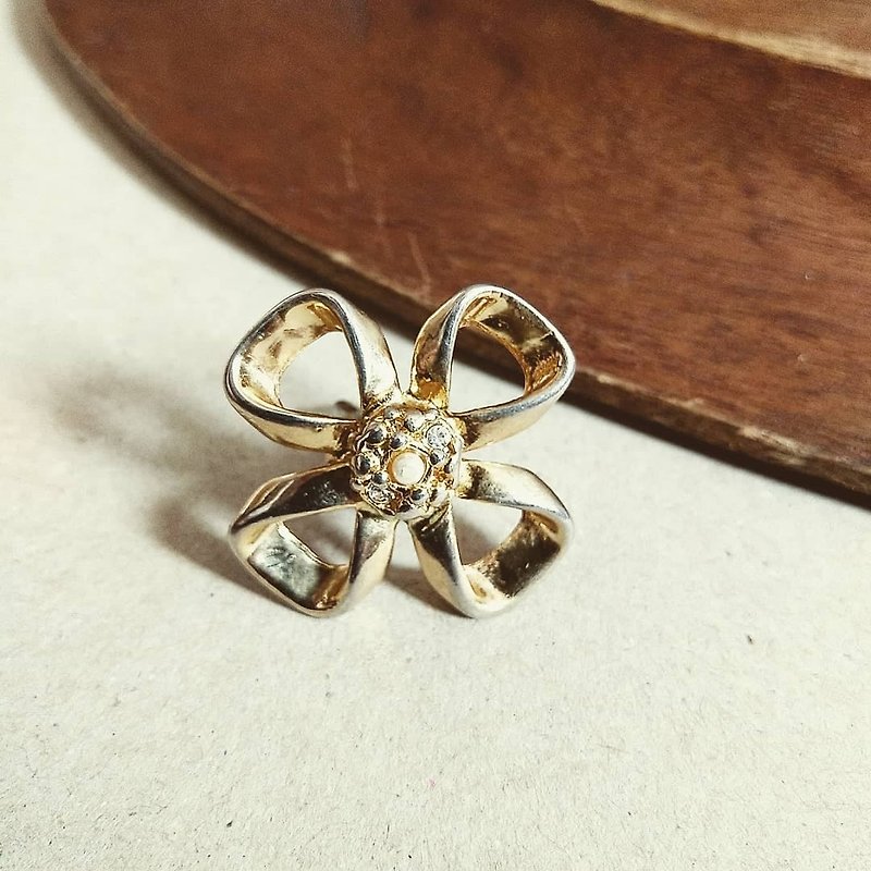 [Seasonal sale] American antique jewelry vintage golden ribbon flower shape clip-on earrings/single