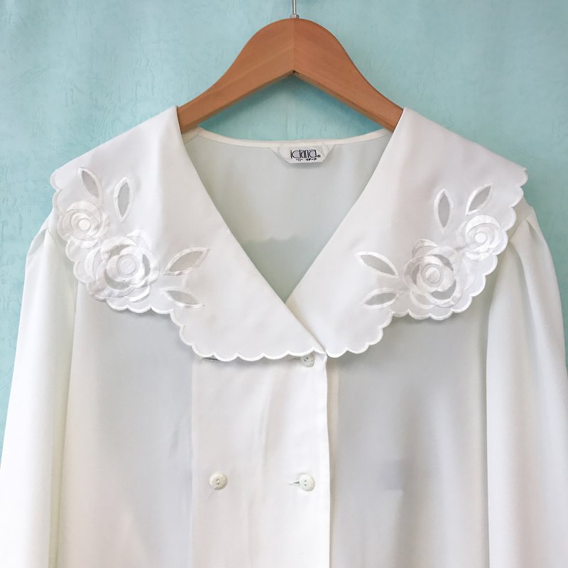 …｛橡子女孩::古著上衣｝素白色刺繡玫瑰大領口長袖襯衫 - 恤衫 - 聚酯纖維 白色