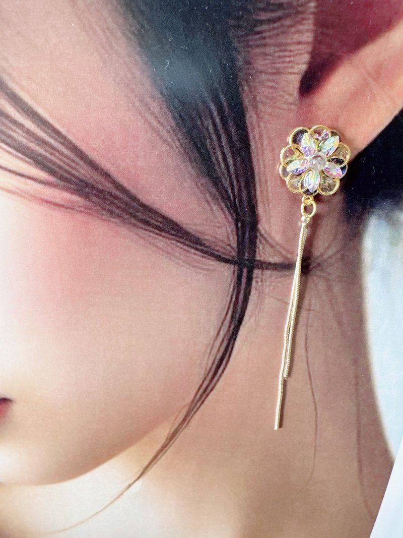 Space Flower Pierced Earrings - ต่างหู - เรซิน สีดำ