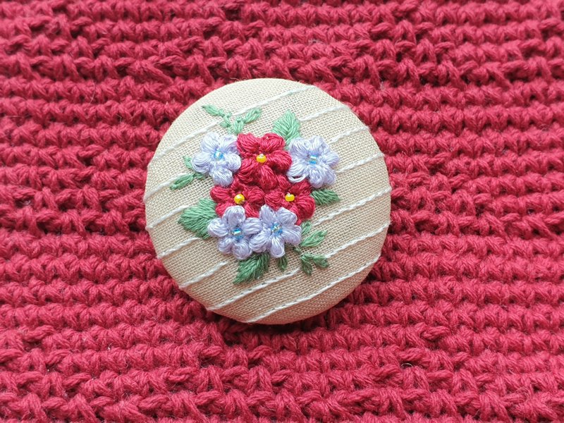手刺繡/蕾絲編織花草別針/黃與紅A/藍與紅B - 胸針 - 棉．麻 