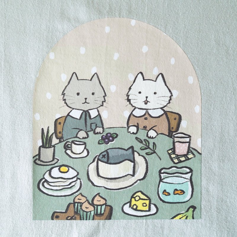 cats dinner print t-shirt : pastel gray - เสื้อยืดผู้หญิง - ผ้าฝ้าย/ผ้าลินิน สีเทา