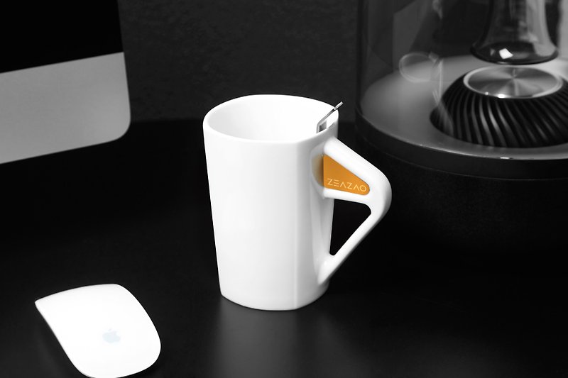 To the mug designer's original brand red dot award-winning product with a hidden magnet that can hold a spoon - แก้วมัค/แก้วกาแฟ - เครื่องลายคราม ขาว