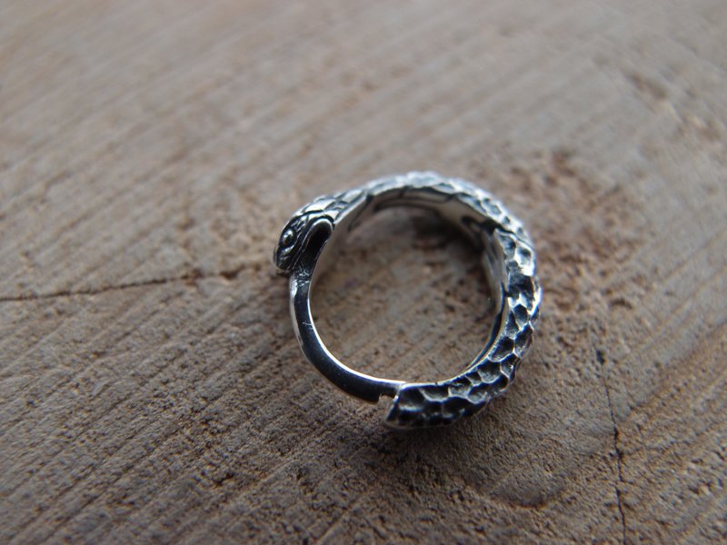 Ouroboros snake sterling silver 13mm with clasp lock Single huggie hoop - 耳環/耳夾/耳骨夾 - 純銀 