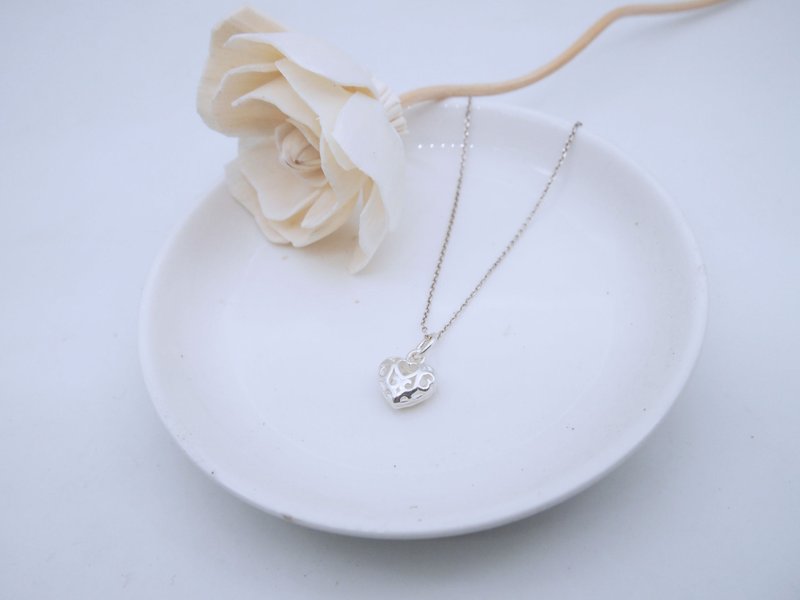 Hollow mini love heart sterling silver necklace - สร้อยคอ - เงินแท้ สีเงิน