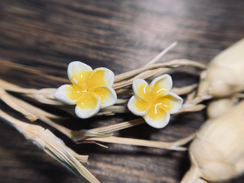 South Island Frangipani Stainless Steel Ear Pins Lacquer Unlacquered Zi Ting Jewelry Earrings - ต่างหู - ดินเผา ขาว