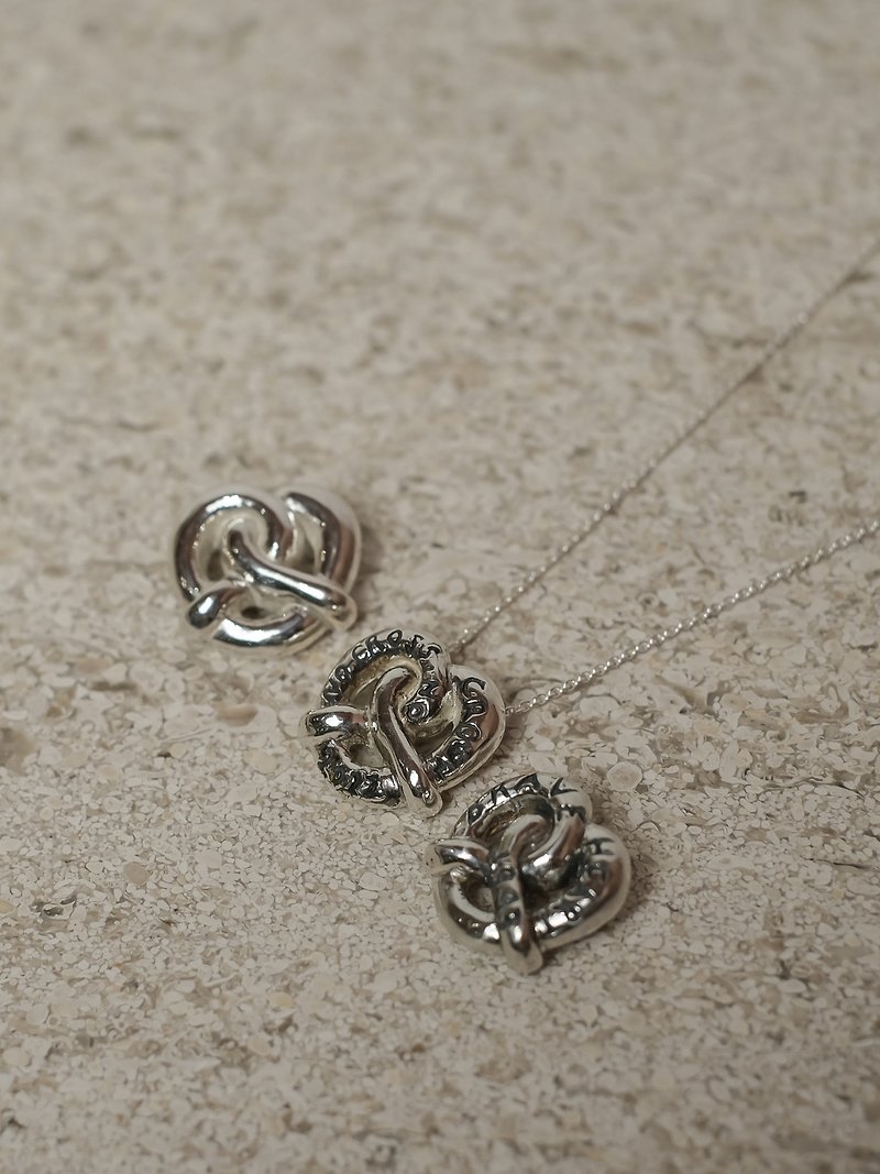 【客製化禮物】Pretzel necklace 蝴蝶麵包項鍊 - 項鍊 - 純銀 
