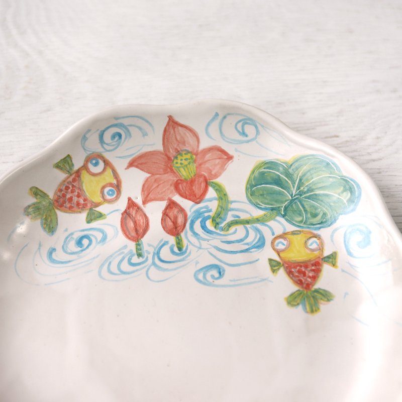 Colored chrysanthemum plate with red goldfish playing with lotus flowers - จานและถาด - ดินเผา สีแดง