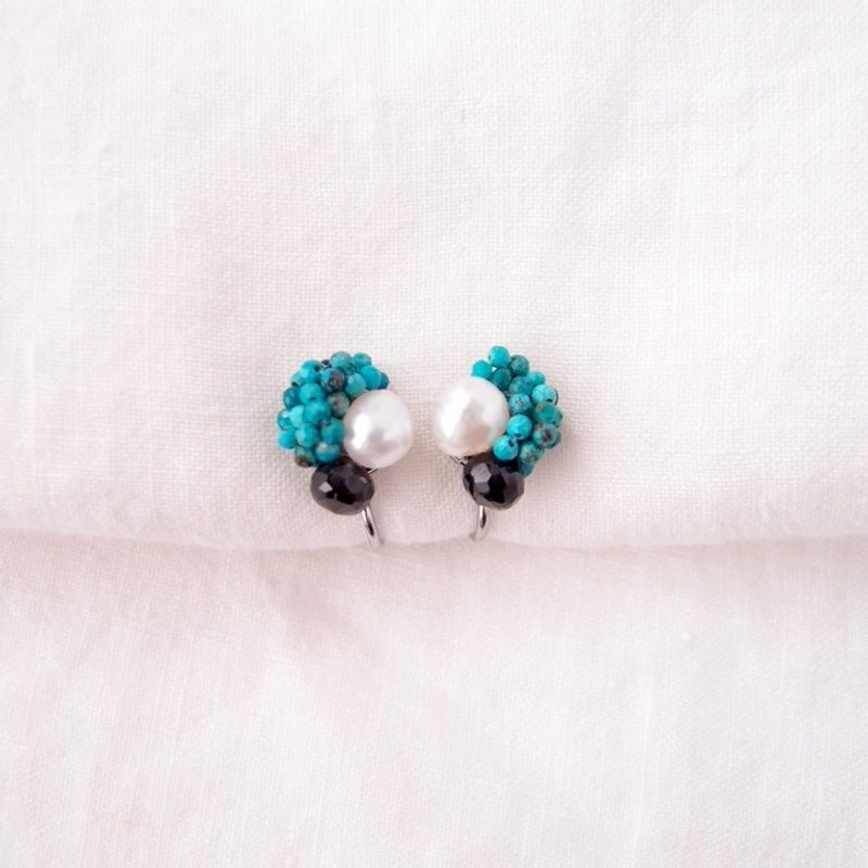 【天然石刺繍／イヤリング】Chrysocolla × Pearl × Black Spinel ／クリソコラ×パール×スピネル - 耳環/耳夾/耳骨夾 - 寶石 藍色
