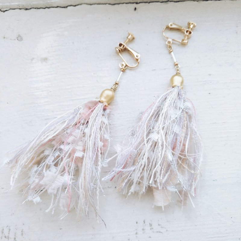 Hand-mixed yarn tassel earrings can be changed into clip-on style - ต่างหู - วัสดุอื่นๆ สีเหลือง