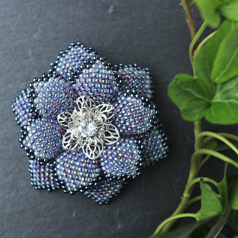 Beaded Flower Brooch (Blue)/ビーズフラワーのブローチ青 - 胸針 - 玻璃 藍色