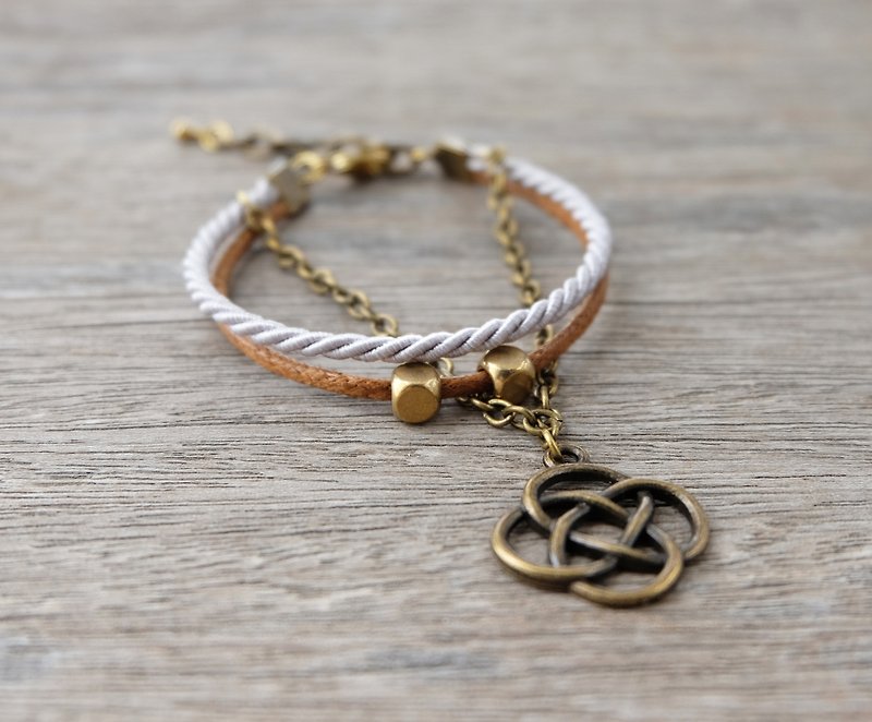Knot charm bracelet in brown - 手鍊/手鐲 - 其他材質 咖啡色