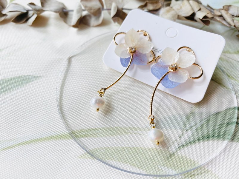 Real flower Hydrangea Earrings with 18KGP earrings - ต่างหู - พืช/ดอกไม้ ขาว