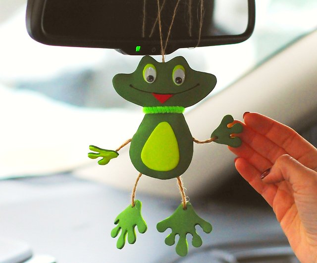 車の鏡の装飾のためのぶら下がっているカエルの飾り かわいいカーアクセサリー 面白いカエルの贈り物 ショップ Customsimilardolls 人形 フィギュア Pinkoi