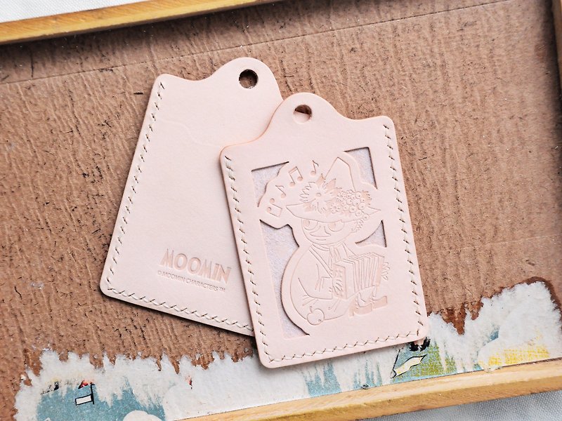 MOOMIN x Hong Kong-made leather Shiliqi ID cover is well-sewn and the natural material package is officially authorized - เครื่องหนัง - หนังแท้ สีกากี
