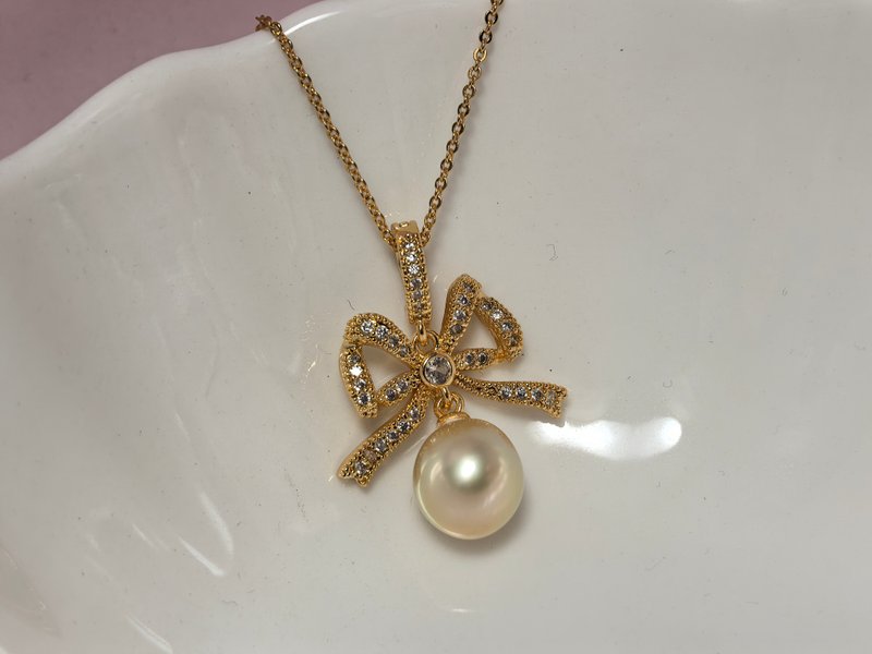 Golden Bow Natural Saltwater South Sea Golden Pearl S925 Silver 14K Gold Injection Pendant Gifted with Silver Necklace - ต่างหู - ไข่มุก สีทอง
