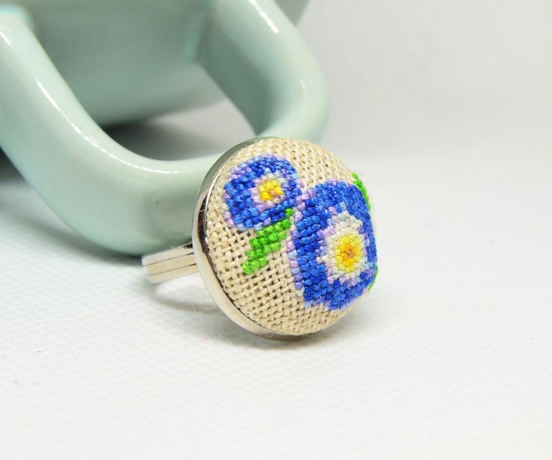 藍色花朵刺繡戒指 送給媽媽的手工禮物 十字繡植物飾品 - 戒指 - 繡線 藍色