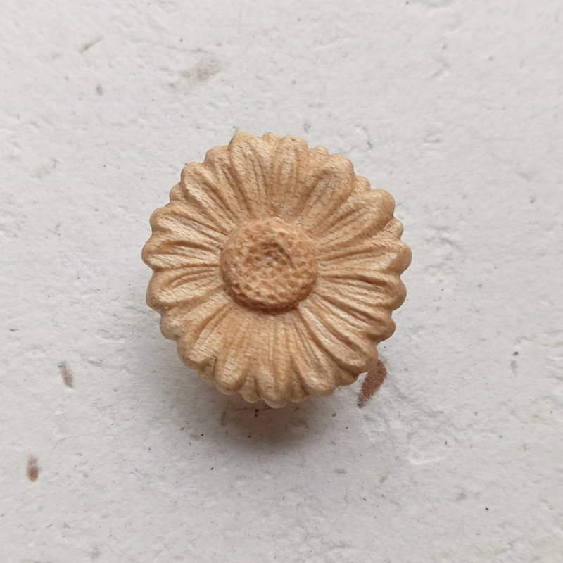 手工木雕  楓木小雛菊徽章 - 胸針 - 木頭 卡其色
