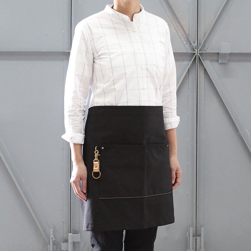 DailyAPRON black canvas apron with leather strap and brass keyring - ผ้ากันเปื้อน - ผ้าฝ้าย/ผ้าลินิน 