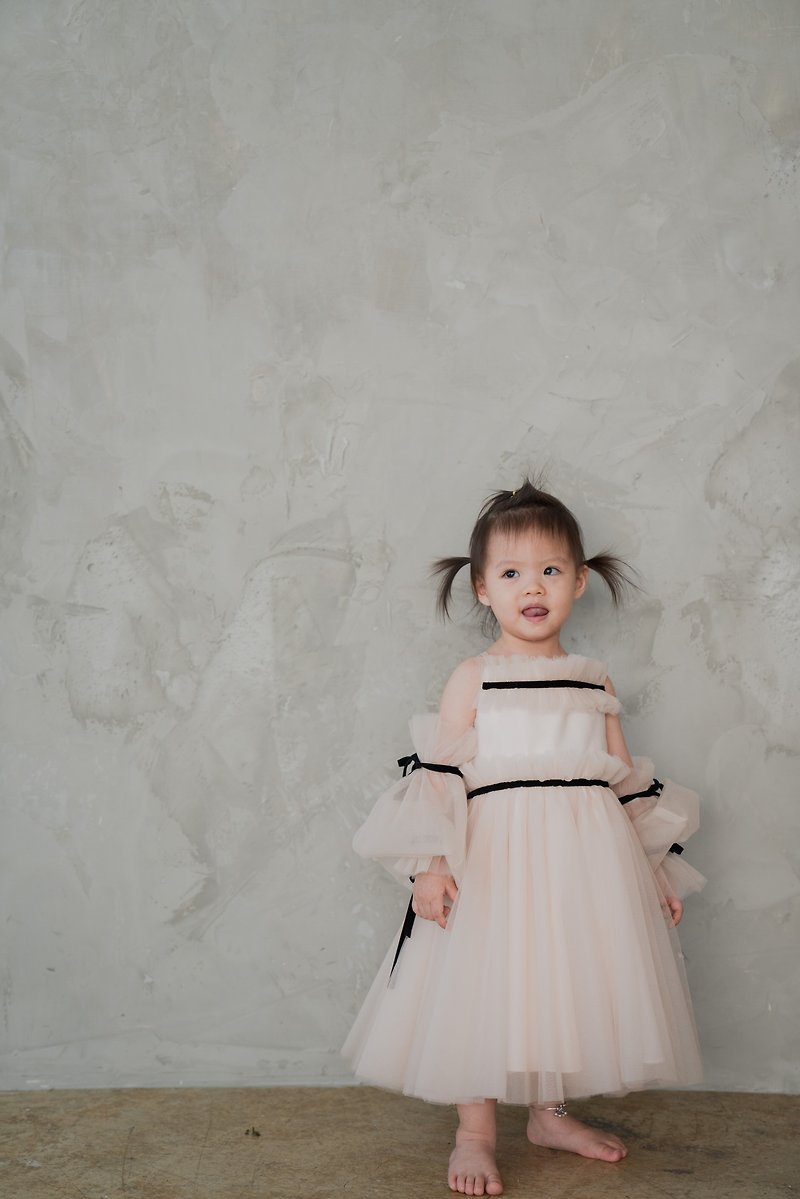 High quality flower girl gown. 100% hand made in Taiwan