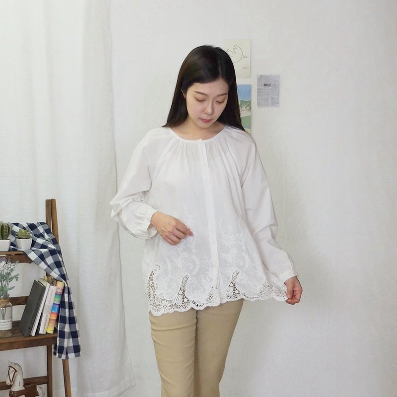 Hana Mokuba round neck pleated raglan sleeves embroidered lace fresh shirt - Women's Shirts - Cotton & Hemp 