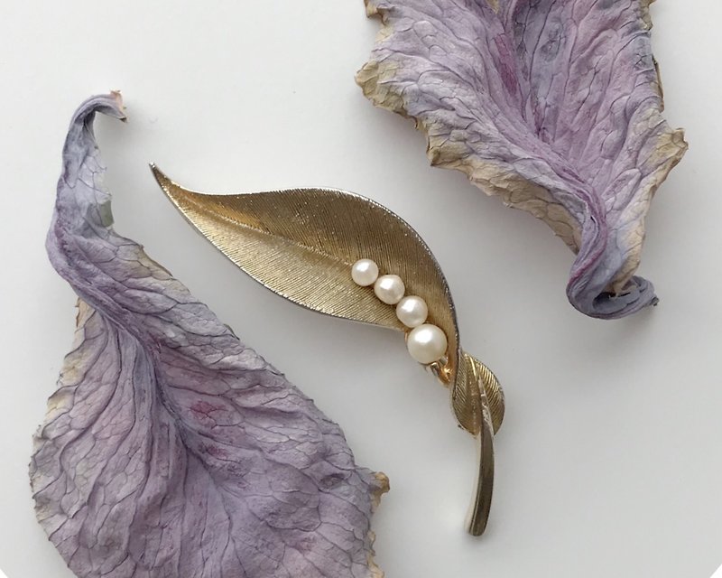 Early brooch / golden leaf - Brooches - Other Metals Gold