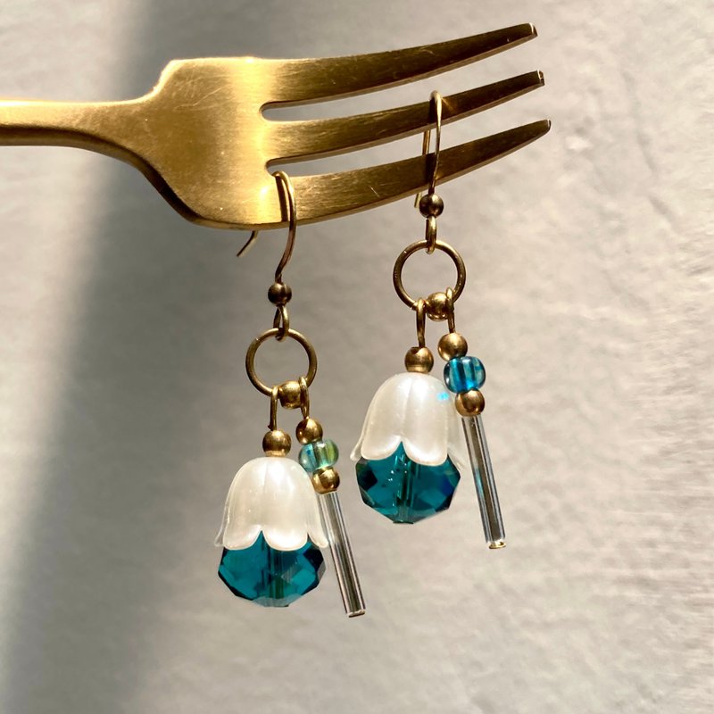 Laolin Groceries | Crystal Blue Bud Earrings (Needle Type/Clip Type) - ต่างหู - ทองแดงทองเหลือง สีทอง