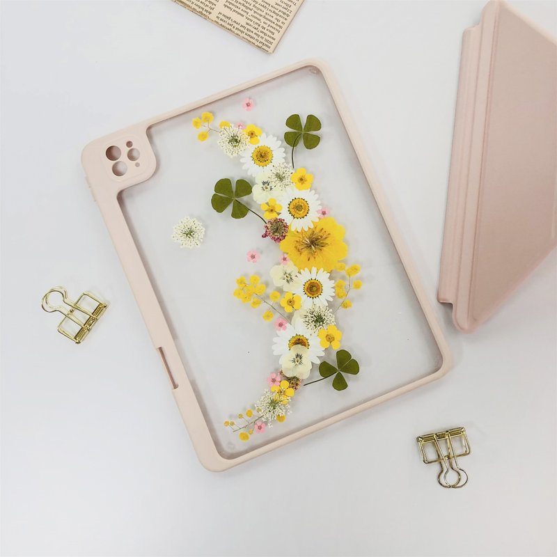 Yellow and White Crescent-shaped Flower Pressed Flower iPad Case iPad Air 11in - เคสแท็บเล็ต - พืช/ดอกไม้ 