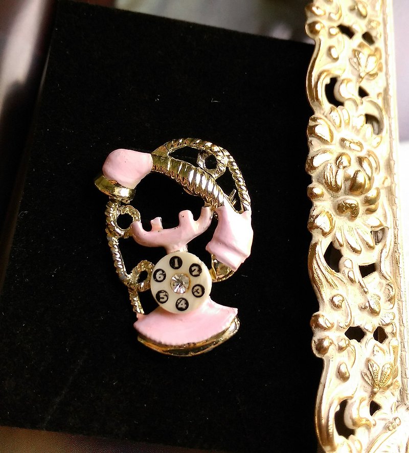 【西洋古董飾品/年代老件】1980's  粉紅芭比可愛復古電話 別針 - 襟章/徽章 - 其他金屬 粉紅色