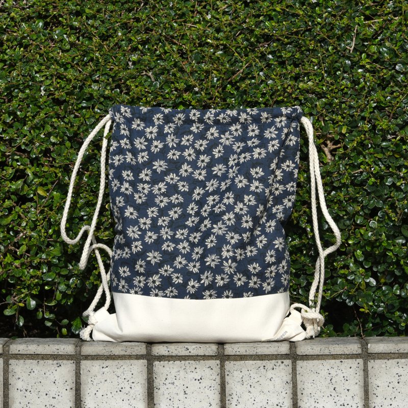 Drawstring Backpack/Drawling Bag/Drawling Pocket~ Blue Background Feverfew (B195) RS - กระเป๋าหูรูด - ผ้าฝ้าย/ผ้าลินิน สีน้ำเงิน