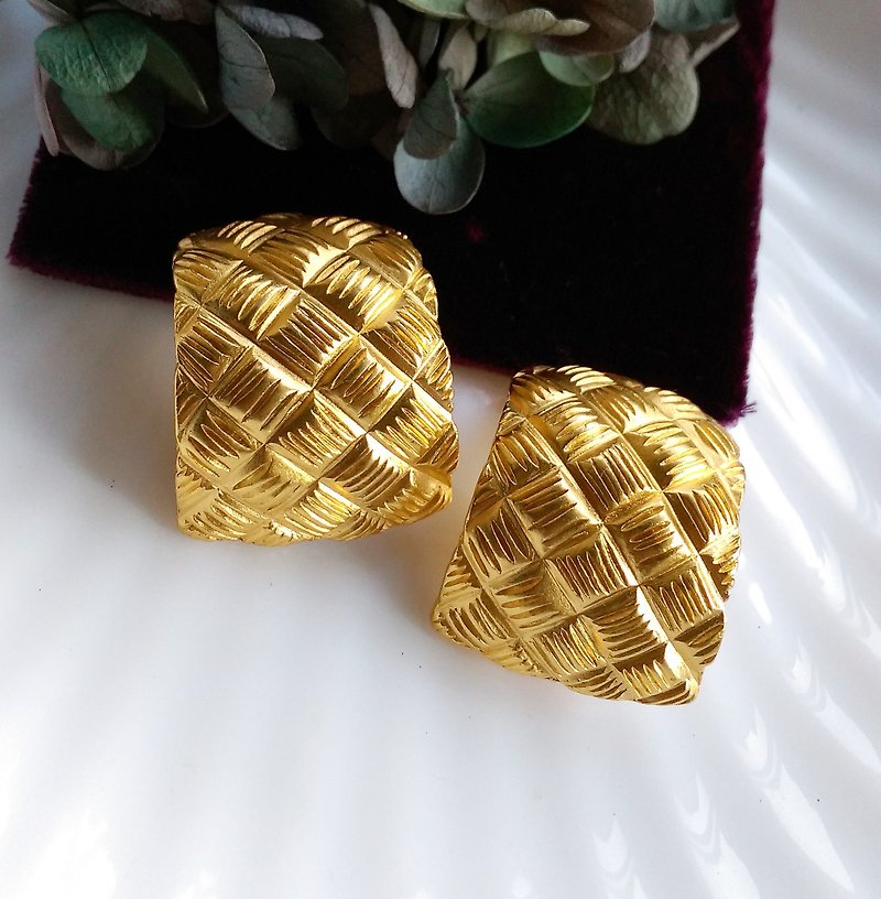 Large matte thick diamond plaid wide earrings clip-on earrings. Western antique jewelry - ต่างหู - โลหะ สีทอง
