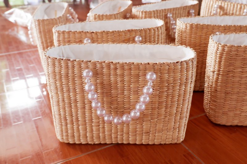 pearl straw bag woven handmade summer กระเป๋าถือผู้หญิง กระเป๋าสาน กระเป๋าแฮนเมด - กระเป๋าถือ - พืช/ดอกไม้ 