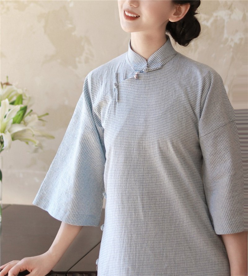 老棉布藍白格復古全開襟少女旗袍 格紋倒大袖新中式民國風洋裝 - 旗袍/改良式旗袍 - 棉．麻 藍色