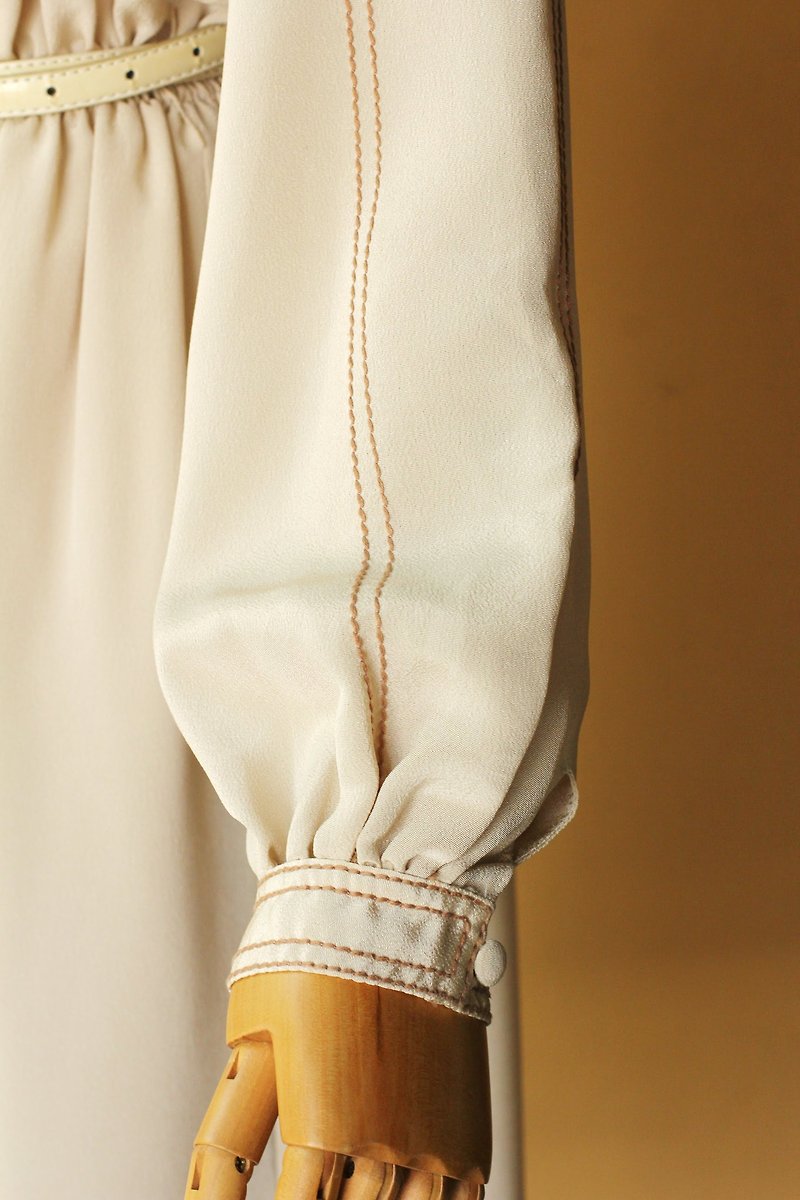 VINTAGE茶色の糸が縫い付けられたクリーミーなドレス、ビショップスリーブ - ワンピース - ポリエステル カーキ