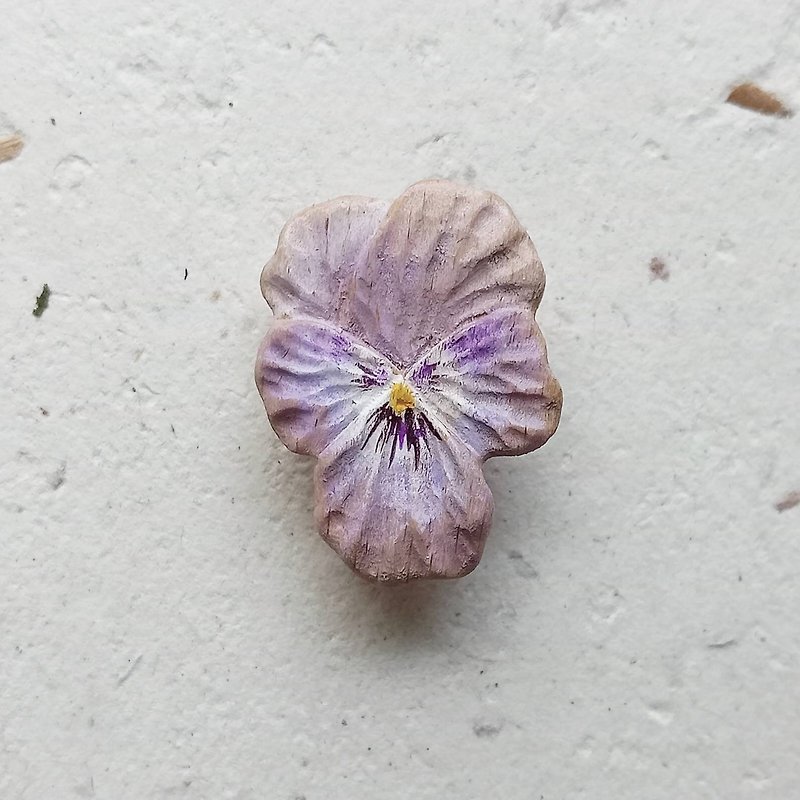 淡雅小紫花  三色堇徽章 - 胸針/心口針 - 木頭 紫色