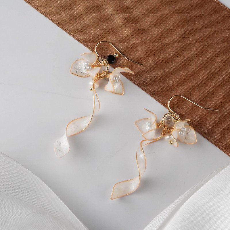 Gradient flower gift earrings handmade crystal flower resin jewelry - Earrings & Clip-ons - Resin White