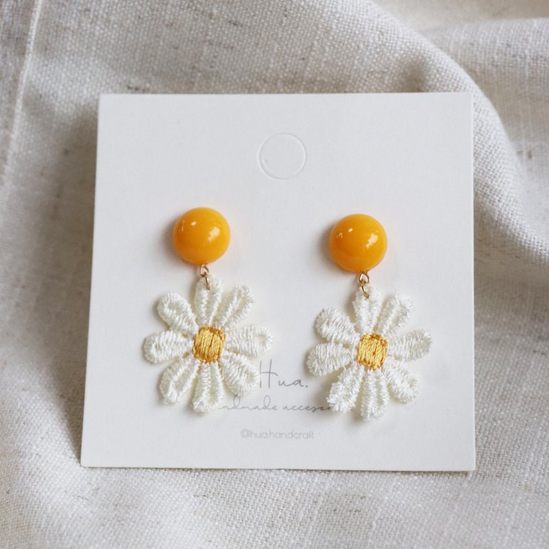 初夏 小雛菊 刺繡耳環 可改夾 - 耳環/耳夾/耳骨夾 - 樹脂 橘色