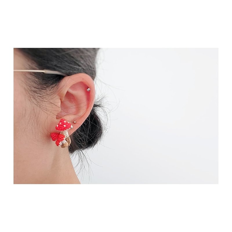 Red Polka Dots Crochet Mushrooms Earrings/ Ear Clips - ต่างหู - ผ้าฝ้าย/ผ้าลินิน สีแดง