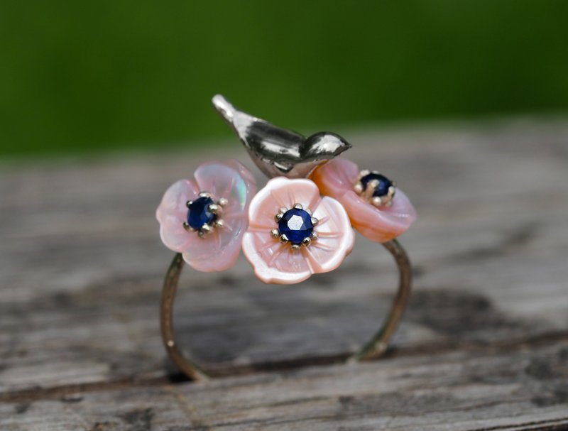 Bird on branch ring with sapphires and carved mother of pearl flowers. - 戒指 - 貴金屬 金色