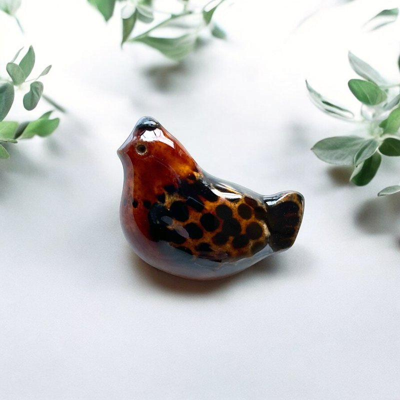 陶ブローチ めんどり - ブローチ - 陶器 ブラウン