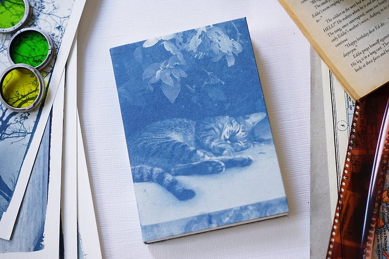 Handmade Blue Sun Notebook-Sleepy Cat - สมุดบันทึก/สมุดปฏิทิน - กระดาษ สีน้ำเงิน