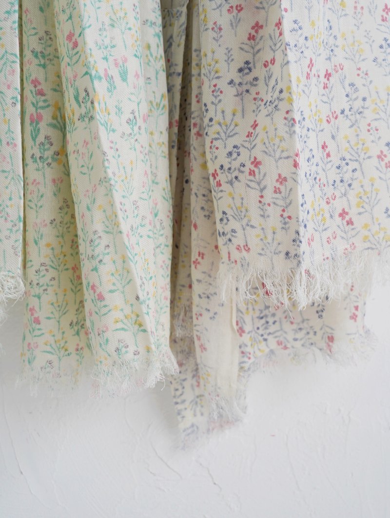 以復古鐵罐為靈感圖案與蓬鬆柔和的材質感，garland 棉羊毛混紡披肩 - 頸巾/披肩 - 羊毛 紅色