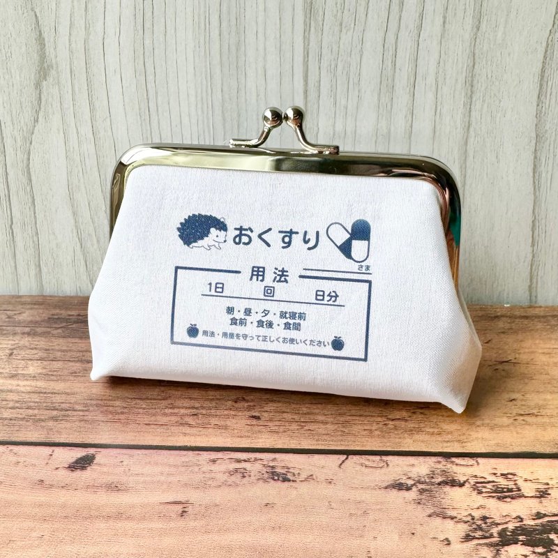 【受注製作】ハリネズミ 小銭入れ コンパクトなカードサイズ おくすりがま口 ちくちくクリニック - 編織/刺繡/羊毛氈/縫紉 - 其他金屬 白色