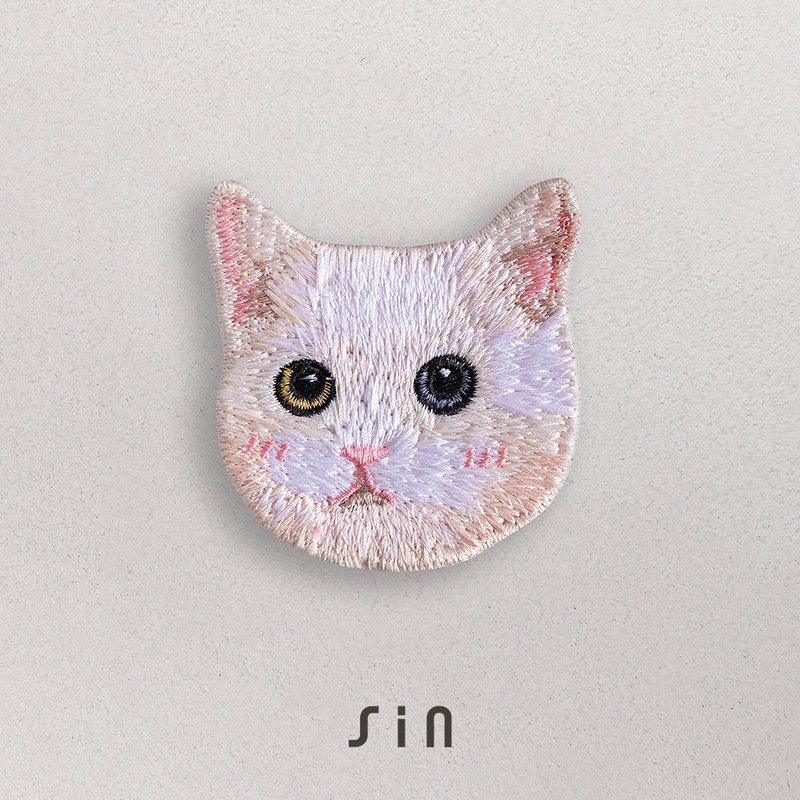 Single Card - Large Head Cat Embroidered Sticker - Heterochromia White Cat (A0003) - Stickers - Thread White