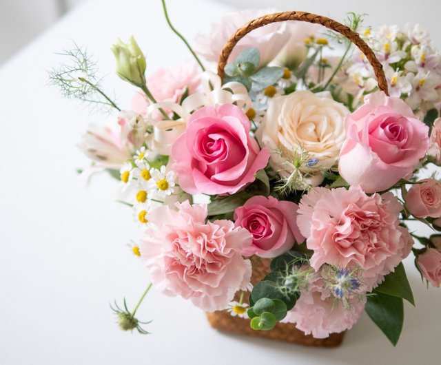 春の花が咲くフラワーバスケット - ショップ growwildflorist