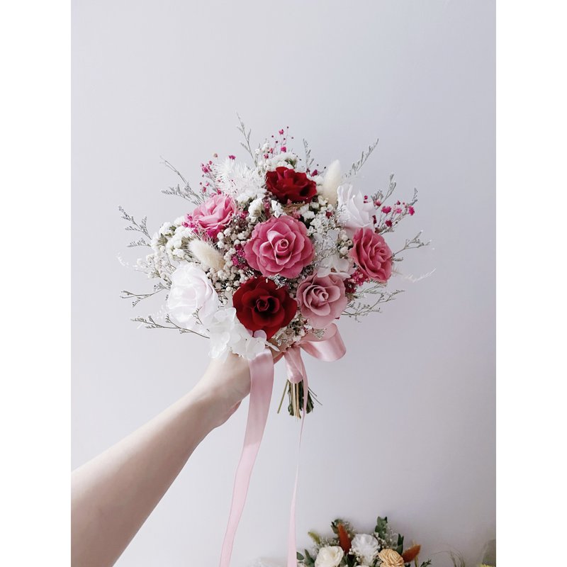 Red pink eternal flower bouquet bride bouquet bridesmaid bouquet registration bouquet wedding bouquet - ของวางตกแต่ง - พืช/ดอกไม้ สีแดง