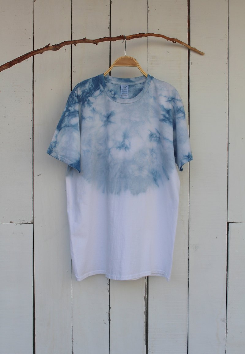 Comfortable hand-dyed isvara blue sky dyed pure cotton T-shirt Series - เสื้อฮู้ด - ผ้าฝ้าย/ผ้าลินิน สีน้ำเงิน