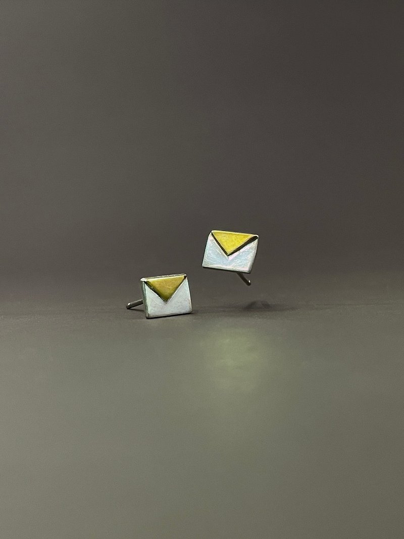 Two-Tone Metalwork Envelope Earrings - ต่างหู - เงินแท้ สีเงิน