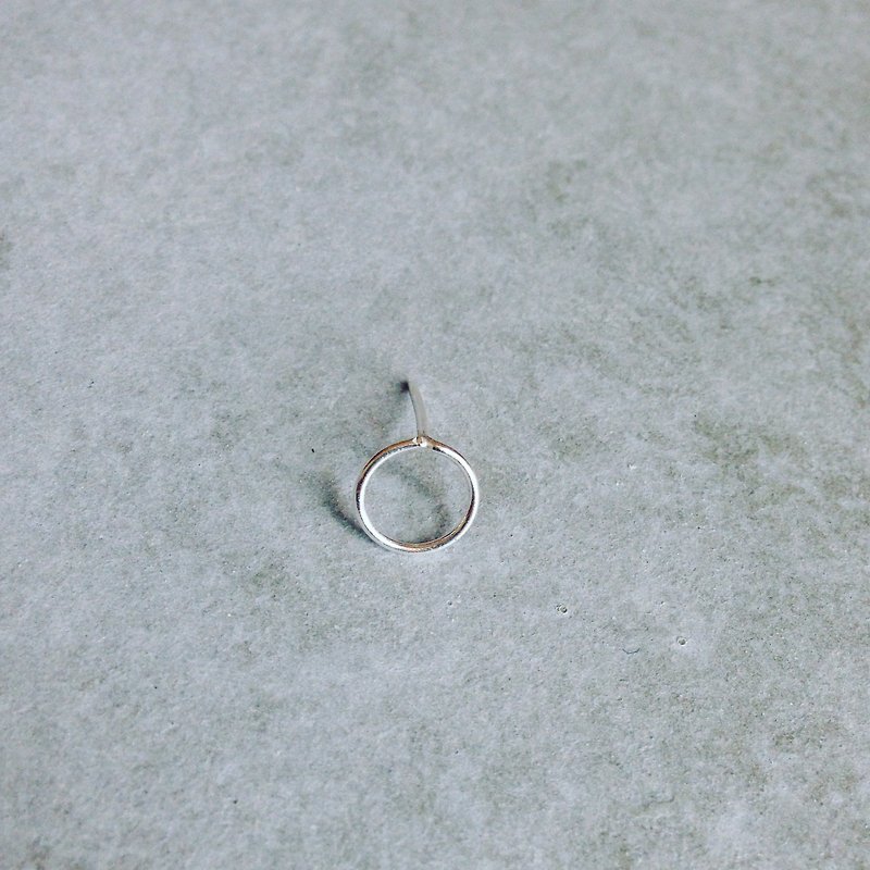 極簡主義 小圓 .925純銀耳環 單只販售 - 耳環/耳夾 - 其他金屬 銀色