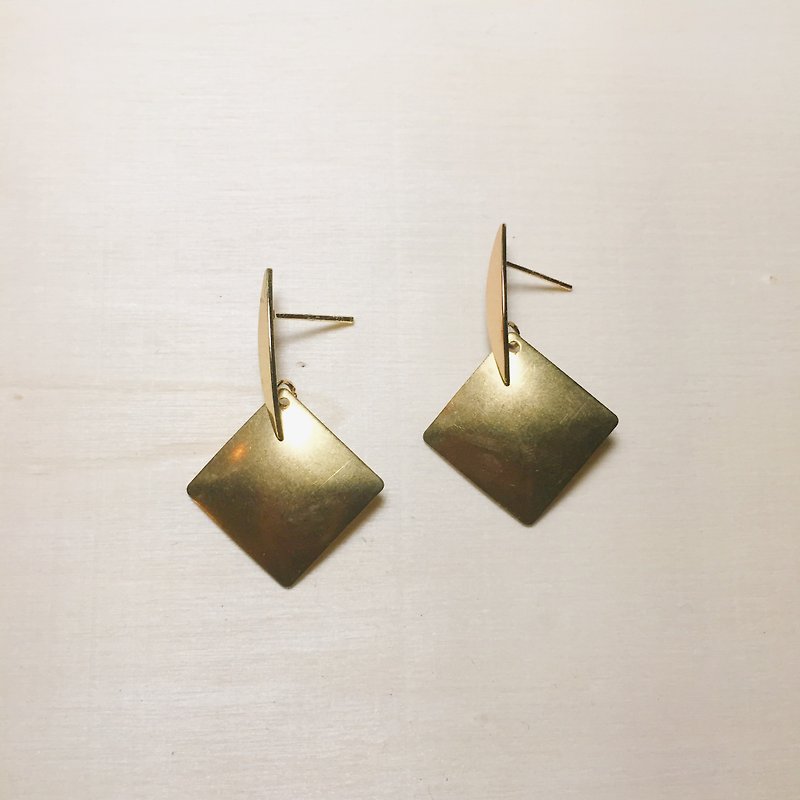Convex regular diamond earrings
