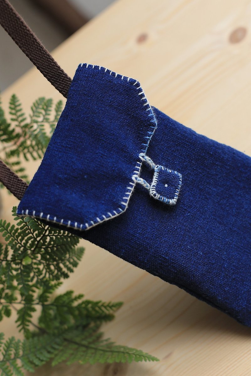 Yiranzhi Original | Hand-woven grass-dyed cloth, fully hand-sewn crossbody mobile phone bag | Free sachet bag hanger - Messenger Bags & Sling Bags - Cotton & Hemp 